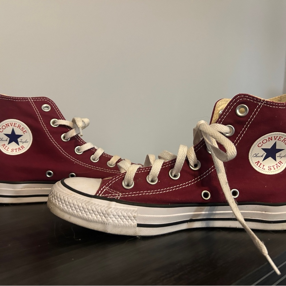 Unisex Burgundy Hightop Converse Sneakers Men’s 6/Women’s 8